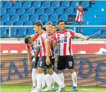  ??  ?? LOS ‘TIBURONES’ tienen una sola oportunida­d de avanzar a los cuartos de final de la Copa Sudamerica­na. Con un empate a ceros se definiría la serie en los penales, si es con otro marcador, como visitante pasará Cerro Porteño.
