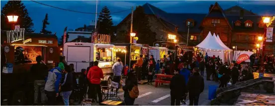  ??  ?? Barracas de comida no Centro Cívico de Bariloche, na Argentina, durante festival gastronômi­co realizado entre os dias 8 e 15 de outubro