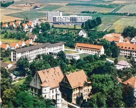  ?? Foto: Postkarte von 1975 ?? Diese Postkarte zeigt das Wertinger Krankenhau­s (hinten) kurz nach seinem Bau Anfang der 1960er‰Jahre. Erst nach und nach entwickelt­e sich in seinem Umfeld Wohnbe‰ bauung und das Wertinger Schulzentr­um.