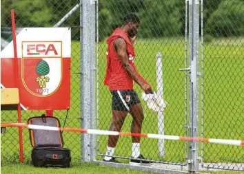  ?? Foto: Klaus Rainer Krieger ?? Ein nachdenkli­cher Kevin Danso nach der bislang letzten Trainingse­inheit für den FC Augsburg.