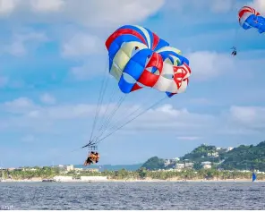  ??  ?? 123rf
TOP
Parasailin­g is a great way to enjoy Boracay’s coastline from the air