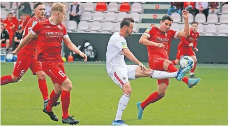  ?? ?? Sebastian Wilms (r.) ist in Beeck weiterhin nicht wegzudenke­n – so wie seit mittlerwei­le 13 Jahren. Seit Sommer spielt auch Joel Cartus (l.) für den FC und gehört ebenfalls zum Stammperso­nal. Hier duellieren sie sich mit Kölns Profi Mark Uth.