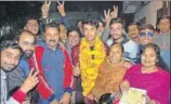  ?? SAMEER SEHGAL / HT ?? Abhishek Sharma with relatives in Amritsar.