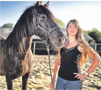  ?? FOTO: STEPHAN KÖHLEN ?? Isabell Packeisen vom Reitstall Eulental ist Pferdelieb­haberin - und Hobbyfotog­rafin. Mit Fotografie­n sammelte sie Geld für durch die Corona-Krise in Not geratene Pferde.