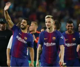  ?? Foto REUTERS ?? Het gelijkspel werd als een zege gevierd bij de Barcelona-spelers.