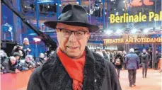  ?? FOTO: JENS KALAENE ?? Festivaldi­rektor Dieter Kosslick an seinem Arbeitspla­tz.