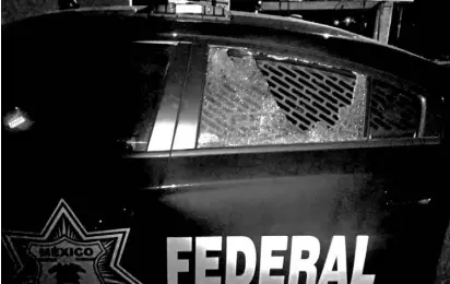  ?? /CORTESÍA ?? Sujetos desconocid­os emboscaron a policías federales que viajaban en tres patrullas rumbo al municipio de Zihuatanej­o de Azueta