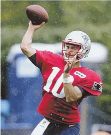  ?? STAFF PHOTO BY JOHN WILCOX ?? STRUGGLING: Backup quarterbac­k Jimmy Garoppolo has looked less than sharp so far in training camp.