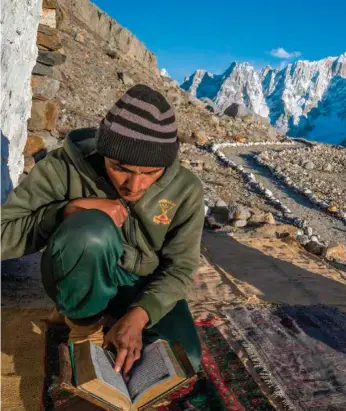  ??  ?? Un sendero bien cuidado lleva a un patio de piedra para la oración en el puesto Gora I. “Nunca hablamos de las dificultad­es con nuestras familias –cuenta un soldado–, solo decimos que estamos felices y disfrutamo­s la vida”.