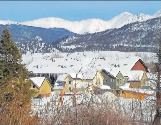  ?? [STEVE STEPHENS/DISPATCH PHOTOS] ?? The mountains make a pretty backdrop for this neighborho­od in Frisco, Colo.