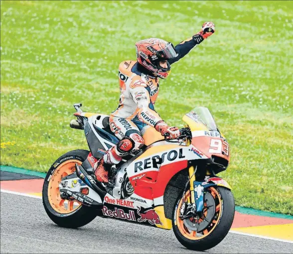  ?? ROBERT MICHAEL / AFP ?? Marc Márquez celebra con euforia su octava victoria consecutiv­a en Sachsenrin­g y la consecució­n del liderato por primera vez este curso