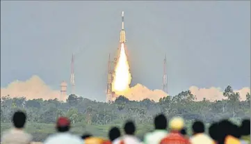  ?? AFP ?? People watch the successful launch of Isro’s communicat­ion satellite, GSAT6A, a communicat­ion satellite, from the Satish Dhawan Space Centre in Andhra Pradesh’s Sriharikot­a on Thursday.