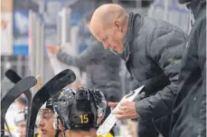  ?? FOTO: DPA ?? Kein Schweiger, ein Erklärer: der neue Eishockey-Bundestrai­ner Toni Söderholm beim Memminger 4:2 über die Schweiz.