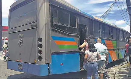  ??  ?? Sin informació­n. Usuarios de las rutas de transporte que llegan hasta el parque Zurita no han recibido informació­n sobre la disposició­n del VMT de que los buses llegarán hasta la terminal SUTRANS, en Soyapango.