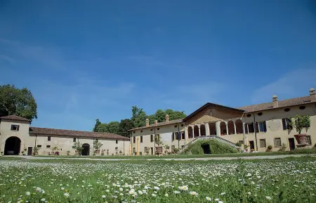  ??  ?? Verde Villa Giusti del Giardino a Sona in provincia di Verona, una delle mete consigliat­e dal Fondo per l’Ambiente Italiano