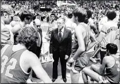  ?? ASSOCIATED PRESS 1974 ?? Legendary UCLA coach John Wooden talks to his Bruins on Jan. 19, 1974, the day Notre Dame broke their NCAA record 88-game winning streak. At left foreground is future NBA star Bill Walton (32).