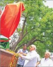  ?? MANOJ DHAKA/HT ?? Former CM Bhupinder Singh Hooda at the site of the statue of freedom fighter Madan Lal Dhingra in Rohtak on Sunday.