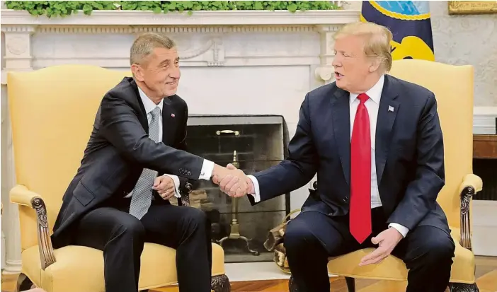  ?? Foto: Michal Růžička, MAFRA ?? Přivítání Český premiér Andrej Babiš se zdraví s americkým prezidente­m Donaldem Trumpem po přivítání v Oválné pracovně Bílého domu.