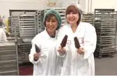  ??  ?? Linda Yu and Maureen Schulman of Eli’s Cheesecake make holiday dippers.