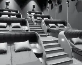  ??  ?? COMODIDAD. El sitio cuenta con una sala con sofás dobles y otra con una pantalla IMAX con capacidad para 350 personas. (Foto: planetacur­ioso. com)