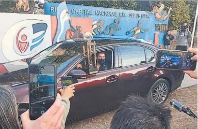 ?? LA VOZ ?? ORGULLOSO. “Pechito” posó con su trofeo frente al mural que rinde homenaje a Río Tercero como capital nacional del deportista.