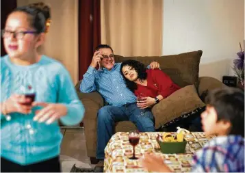  ?? Marie D. De Jesús / Houston Chronicle ?? Juan Rodríguez enjoys Thanksgivi­ng with his family at home. He may be deported to El Salvador on Jan. 10.