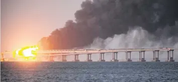  ?? AP ?? Flame and smoke rise from the Crimean Bridge connecting the Russian mainland and Crimean peninsula over the Kerch Strait in Kerch, Crimea, on Saturday. Russian authoritie­s say a truck bomb has caused a fire and the partial collapse of a bridge linking Russia-annexed Crimea with Russia. At least three people have been reported killed in the blast.