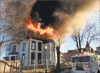  ?? Contribute­d photo ?? A building at 1303 Chapel St. goes up in flames on Wednesday, Christmas morning.