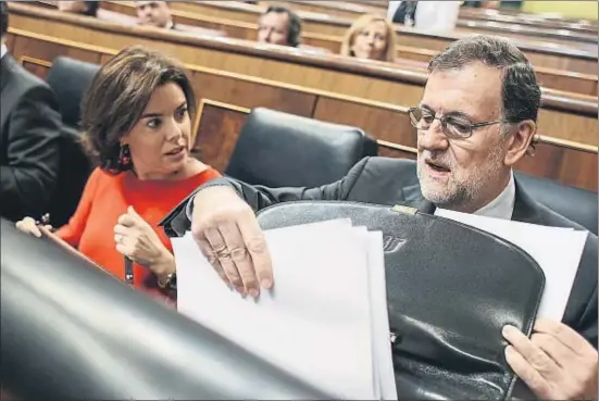  ??  ?? El presidente Rajoy y la vicepresid­enta Santamaría quieren explorar las posibilida­des de una reforma constituci­onal