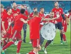  ?? FOTOS: EFE/AP ?? Los jugadores del Bayern celebraron su 5ª Bundesliga con una camiseta especial para la ocasión y una réplica no oficial de la ensaladera