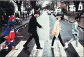  ??  ?? TURISMO. Los Wizards en el Puente de Londres. G-Wiz, Muresan, Delle Donne y Beal imitan a los Beatles y Kornet se hace un selfie. Satoransky con Adrián y Antonio.