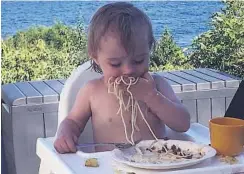  ?? FOTO: FINN ELTORN ?? MÅLTID: Det smaker tydligvis med et herlig måltid med spagetti.