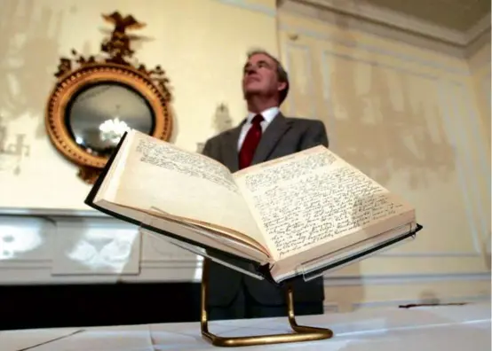  ?? PHOTOS BY RICK BOWMER/ASSOCIATED PRESS/FILE ?? Above, archivist of the US John Carlin stood behind a 1947 Harry Truman presidenti­al diary, a page of which is pictured at left, in 2003, at the National Archives in Washington.