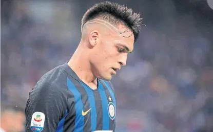  ??  ?? Lautaro Martínez empezó la temporada de titular, pero últimament­e es suplente