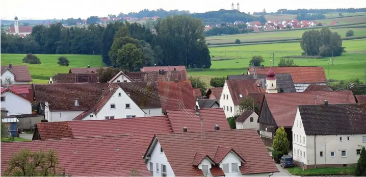  ?? Fotos: Andreas Brücken ?? Vom Hochberg aus hat der Betrachter diesen schönen Blick auf Unteregg. Links im Hintergrun­d ist die Wallfahrts­kirche in Schießen zu sehen, rechts hinten die Türme der Roggenburg­er Klosterkir­che.