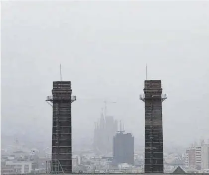  ?? ELISENDA PONS ?? Vista de Barcelona, con la Sagrada Família al fondo, en un día de densa niebla.