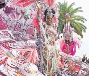  ?? FOTO: FREMDENVER­KEHRSAMT TENERIFFA/TMN ?? Ein bisschen wie der Karneval in Rio: Bei den Feiern auf Teneriffa herrschen angenehme Temperatur­en, während die Frauen ihre pompösen Kleider zur Schau stellen.