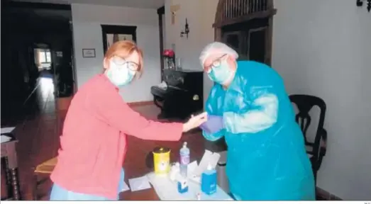  ?? M.G. ?? Una sanitaria realiza test rápidos en una residencia de mayores de Huelva.