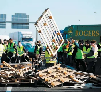  ?? PHOTO AFP ?? Des dizaines de « gilets jaunes » ont bloqué cette route, hier, à Caen dans l’ouest du pays.