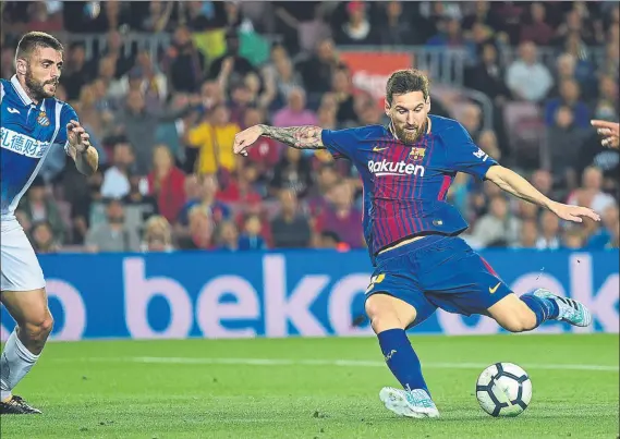  ?? FOTO: MANEL MONTILLA ?? Messi no tardó en desenfunda­r su pierna izquierda, anotándole otros tres goles al Espanyol y a un Pau que no sabe cómo parar su voracidad goleadora