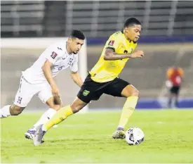  ?? FILE ?? Jamaica’s Leon Bailey (right) is chased by Honduras’ Bryan Acosta during their FIFA World Cup qualifier at the National Stadium on Wednesday, March 30.