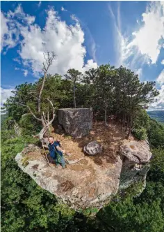  ??  ?? PHOTO COURTESY OF BRENT MURRAY Brent Murray takes a selfie with his 360 camera at Hawksbill Crag.