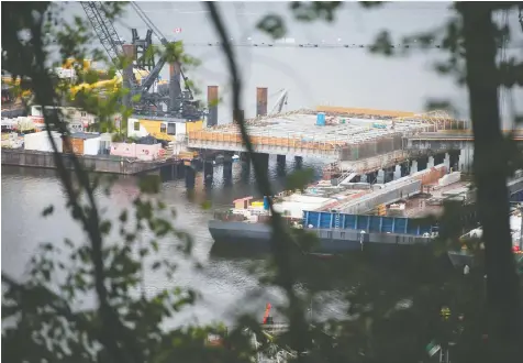  ?? JASON PAYNE ?? Constructi­on continues Thursday at the Westridge Terminal in Burnaby, part of the contentiou­s Trans Mountain pipeline expansion project.