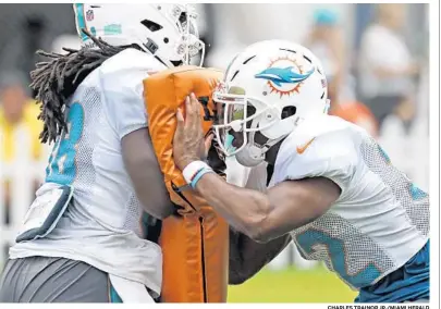  ?? CHARLES TRAINOR JR./MIAMI HERALD ?? Running back Kenyan Drake (right) led the NFL with 444 rushing yards in the final five games of 2016 and has averaged 5.0 yards per attempt during the 166 attempts he’s had over his first two seasons.