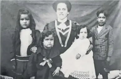  ??  ?? Seen here with four of her eight children, Irie Lee Williams Brown was born in 1883 and became the second wife of widower Rev. Lewis Brown in Rappahanno­ck County, 25 years her senior.
