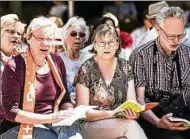  ??  ?? Evangelisc­he Christen und Besucher singen gemeinsam beim Kirchentag in Jena.