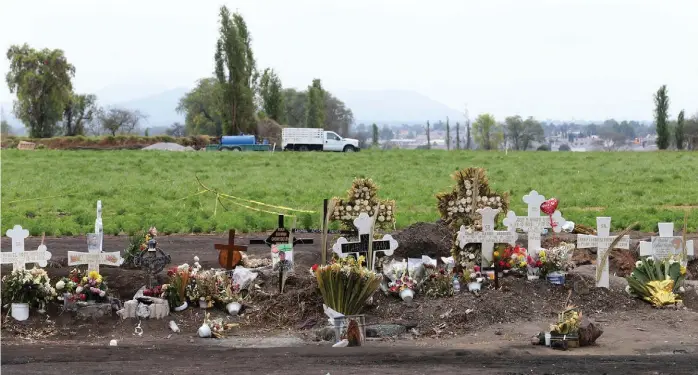  ?? JORGE SÁNCHEZ ?? Cruces en honor a las víctimas en la zona de la explosión en Tlahuelilp­an.