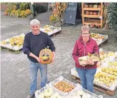  ??  ?? Hermann-Josef und Sabine Houx führen den Steinkenra­ther Hofladen in Elmpt. Sie bauen seit 17 Jahren Kürbis an.