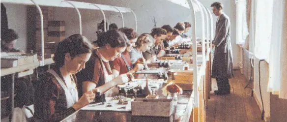  ?? FOTO: MARTIN KOHLER ?? Blick in die Fertigung der AkA-Kameras in Friedrichs­hafen: Dort arbeiteten vor allem Frauen.