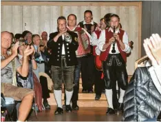  ?? Foto: Roland Furthmair ?? Zum zweiten Konzerttei­l marschiert­e ein Oberkraine­r-Ensemble ein und spielte bekannte Klassiker von Slavko Avsenik.